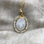 Cargar imagen en el visor de la galería, Virgen de Guadalupe - Ovalada Madre Perla con Perlas - Con Cadena
