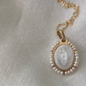 Virgen de Guadalupe - Ovalada Madre Perla con Perlas GRANDE- Con Cadena